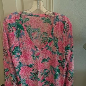 Lily Pulitzer silky  Vee neck Tee.